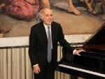 il pianista Bruno Canino riceve gli applausi delle autorità presenti